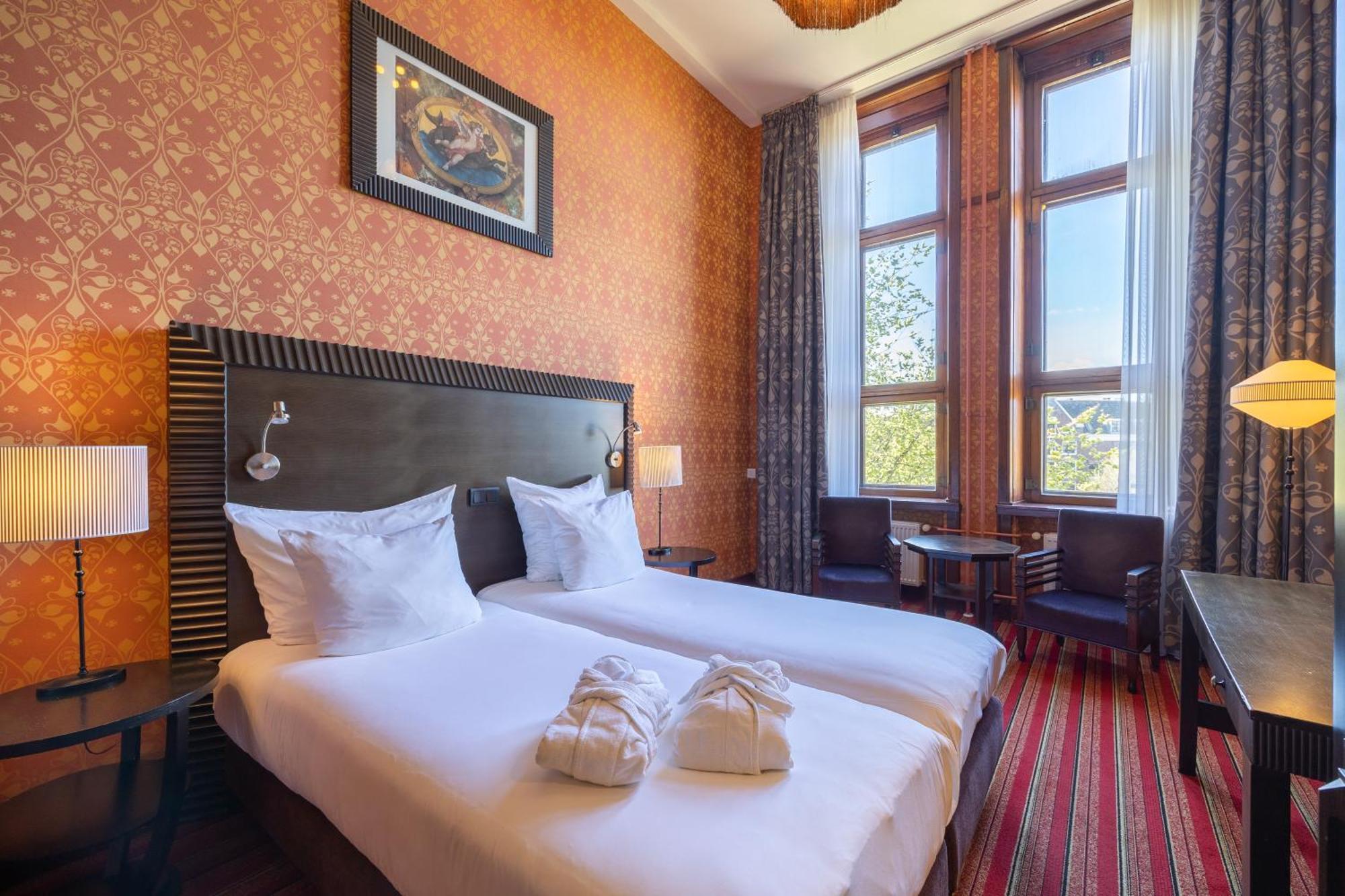 Grand Hotel Amrath Amsterdam Bagian luar foto A room at the hotel