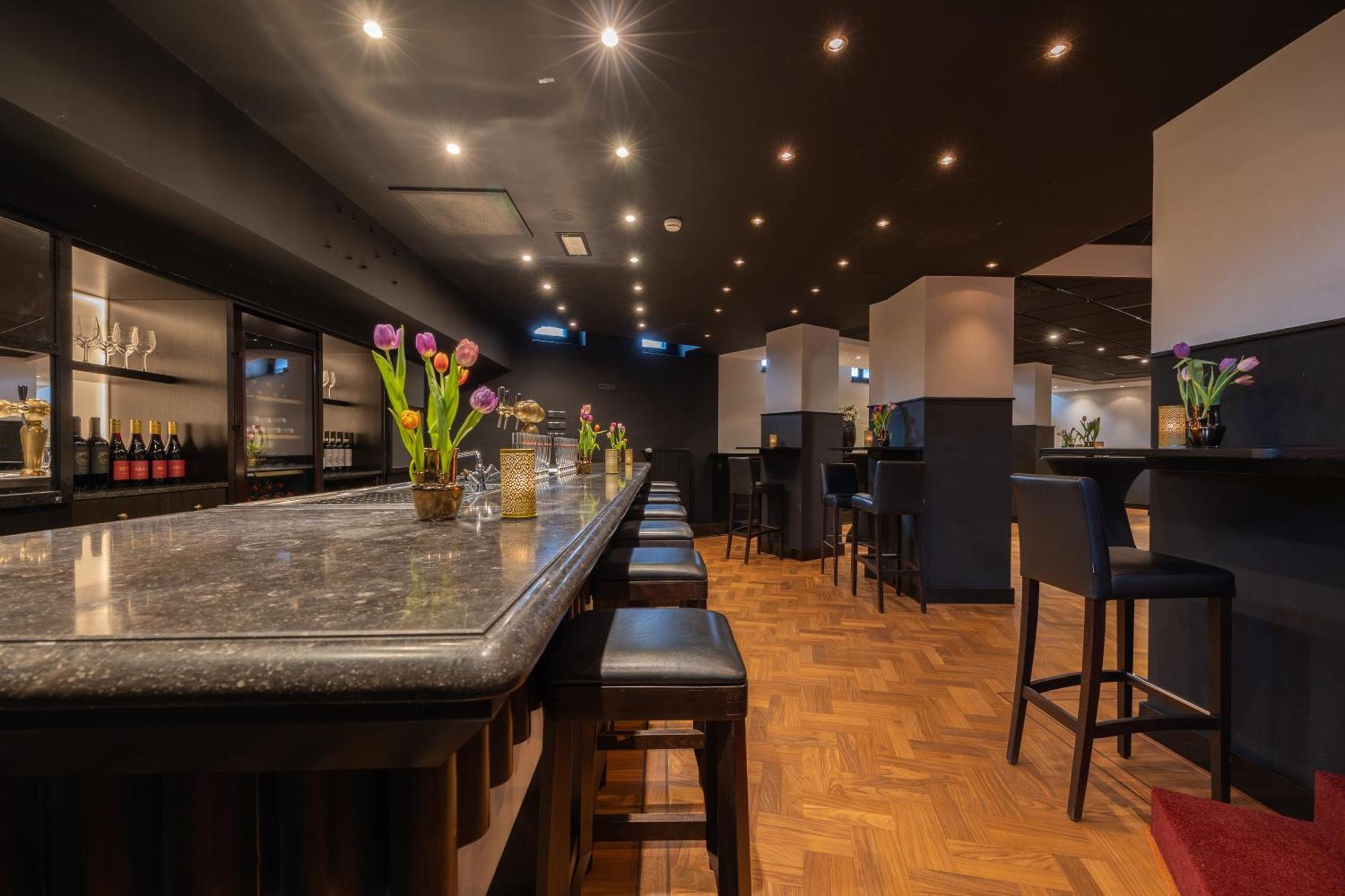 Grand Hotel Amrath Amsterdam Bagian luar foto Interior of a typical izakaya