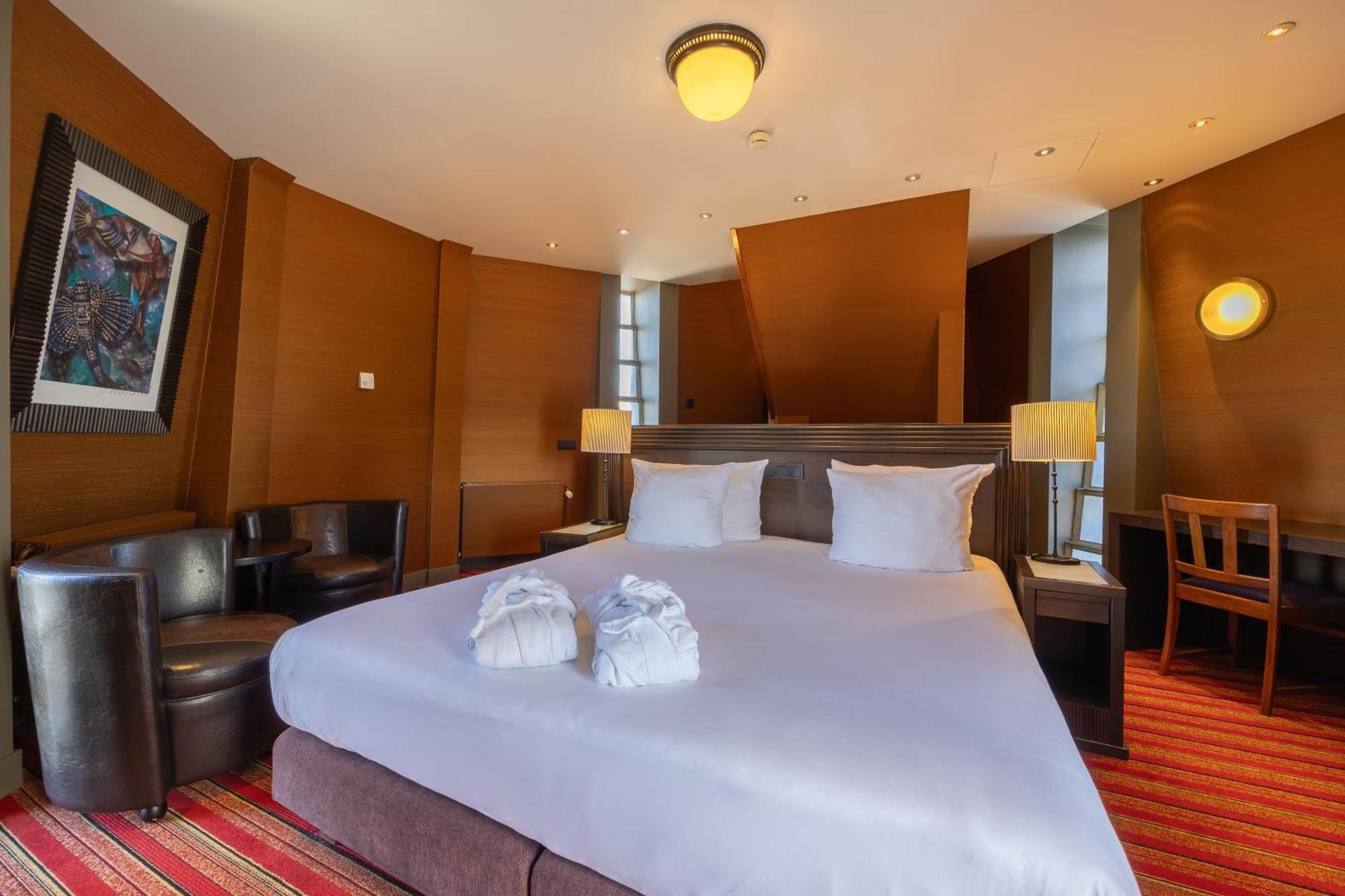 Grand Hotel Amrath Amsterdam Bagian luar foto A room at the hotel