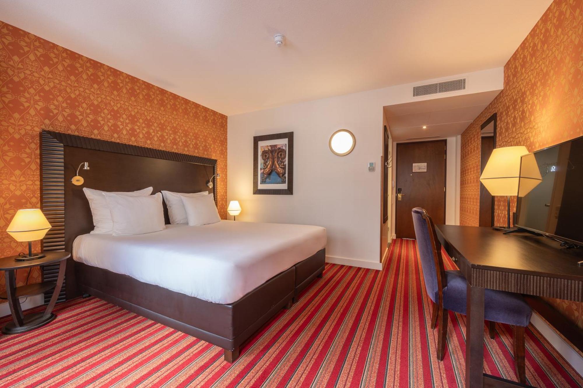 Grand Hotel Amrath Amsterdam Bagian luar foto A room at the hotel