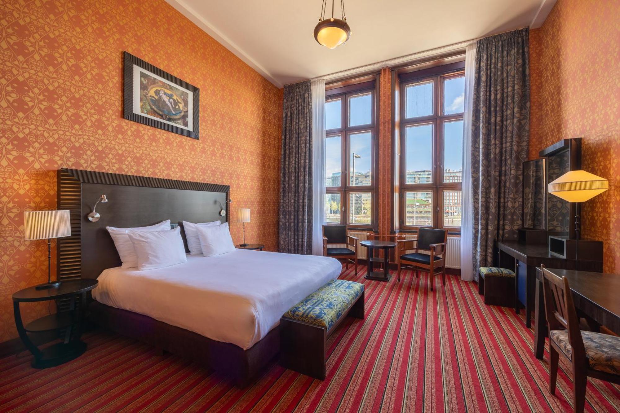 Grand Hotel Amrath Amsterdam Bagian luar foto A room at the hotel