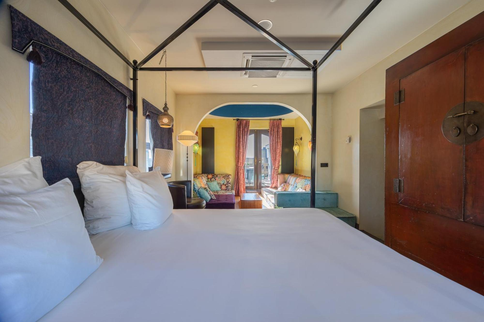 Grand Hotel Amrath Amsterdam Bagian luar foto A room at the hotel