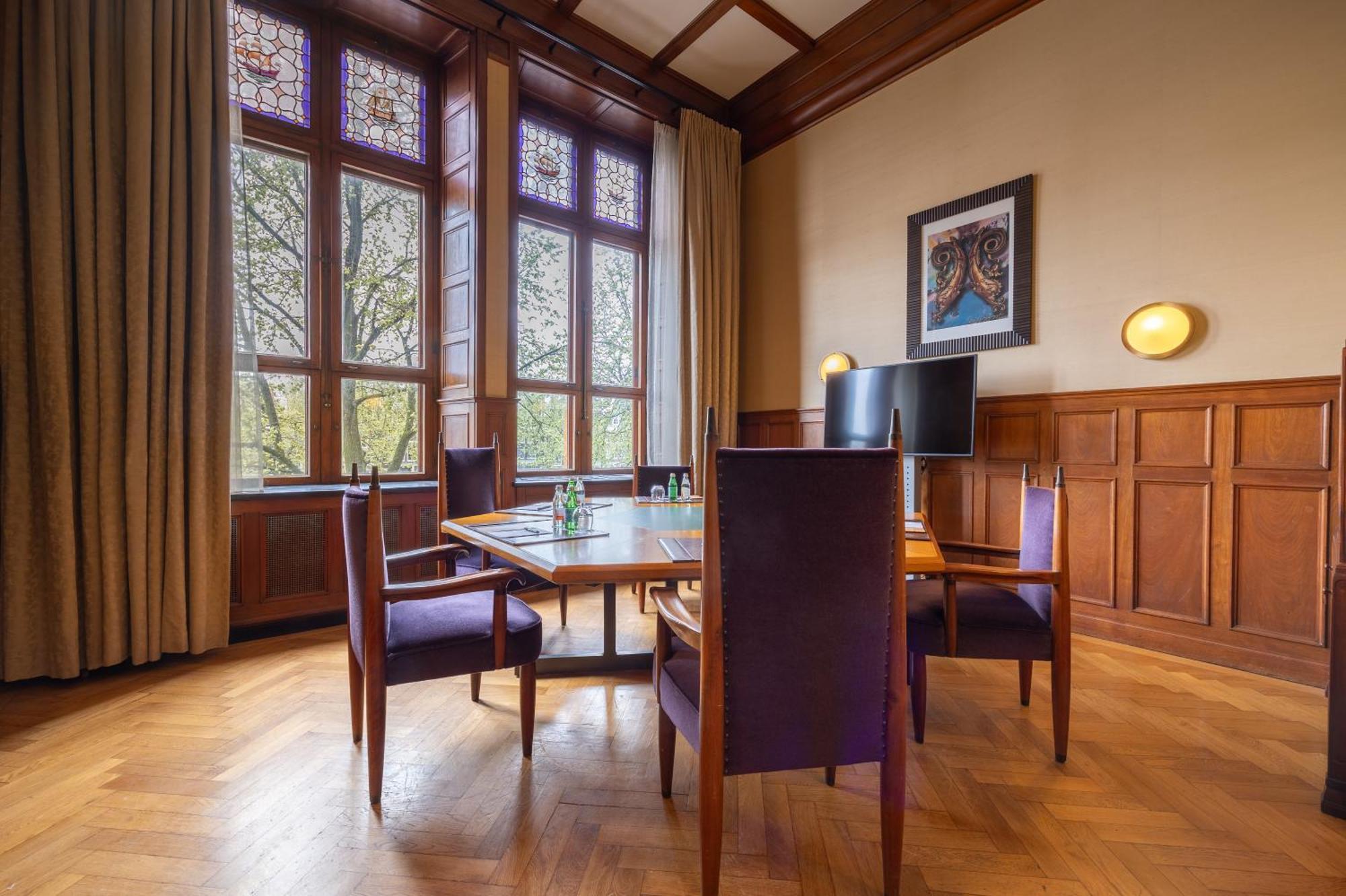 Grand Hotel Amrath Amsterdam Bagian luar foto The boardroom of the University of Freiburg's Senate