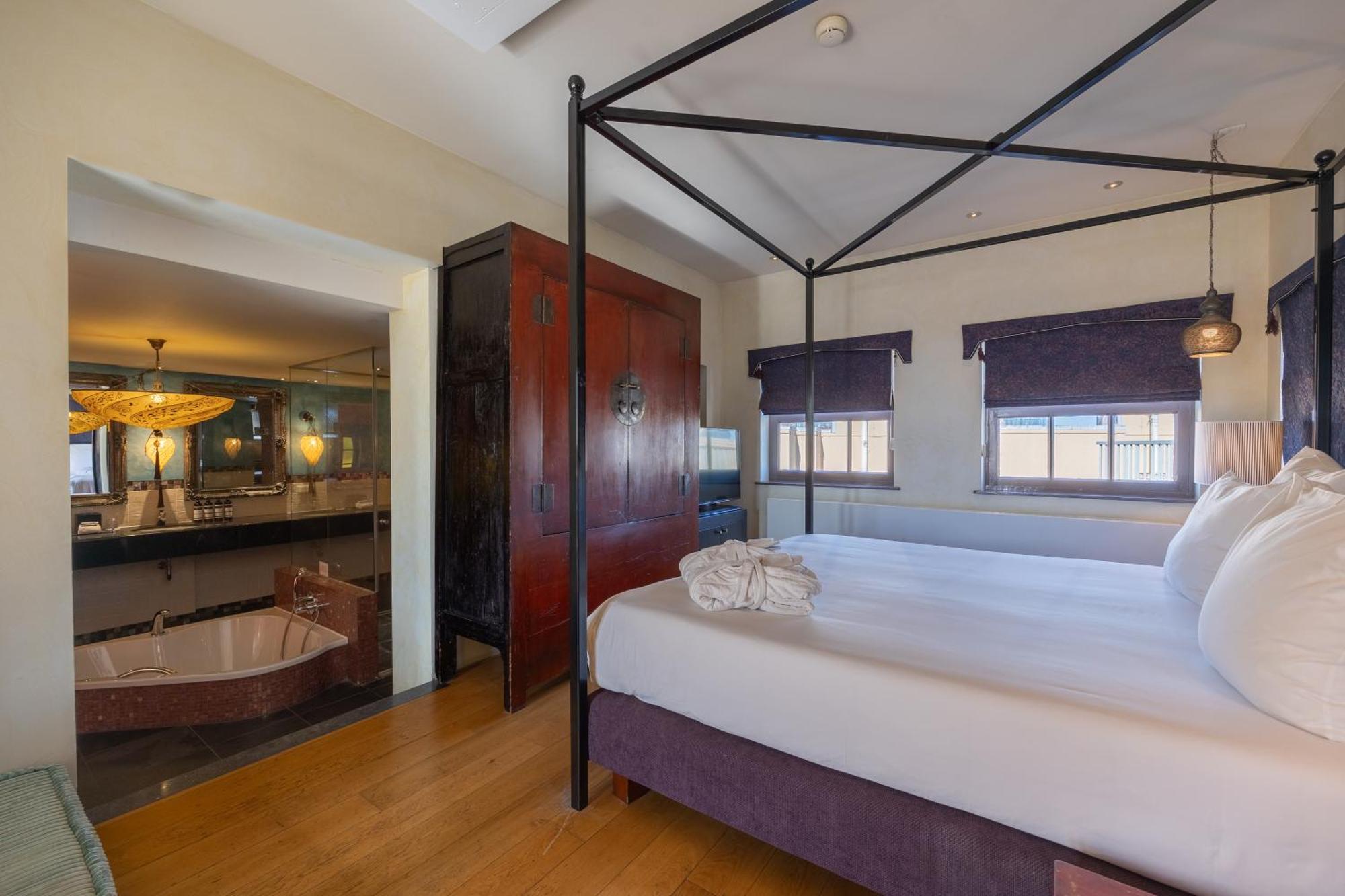 Grand Hotel Amrath Amsterdam Bagian luar foto A room at the hotel