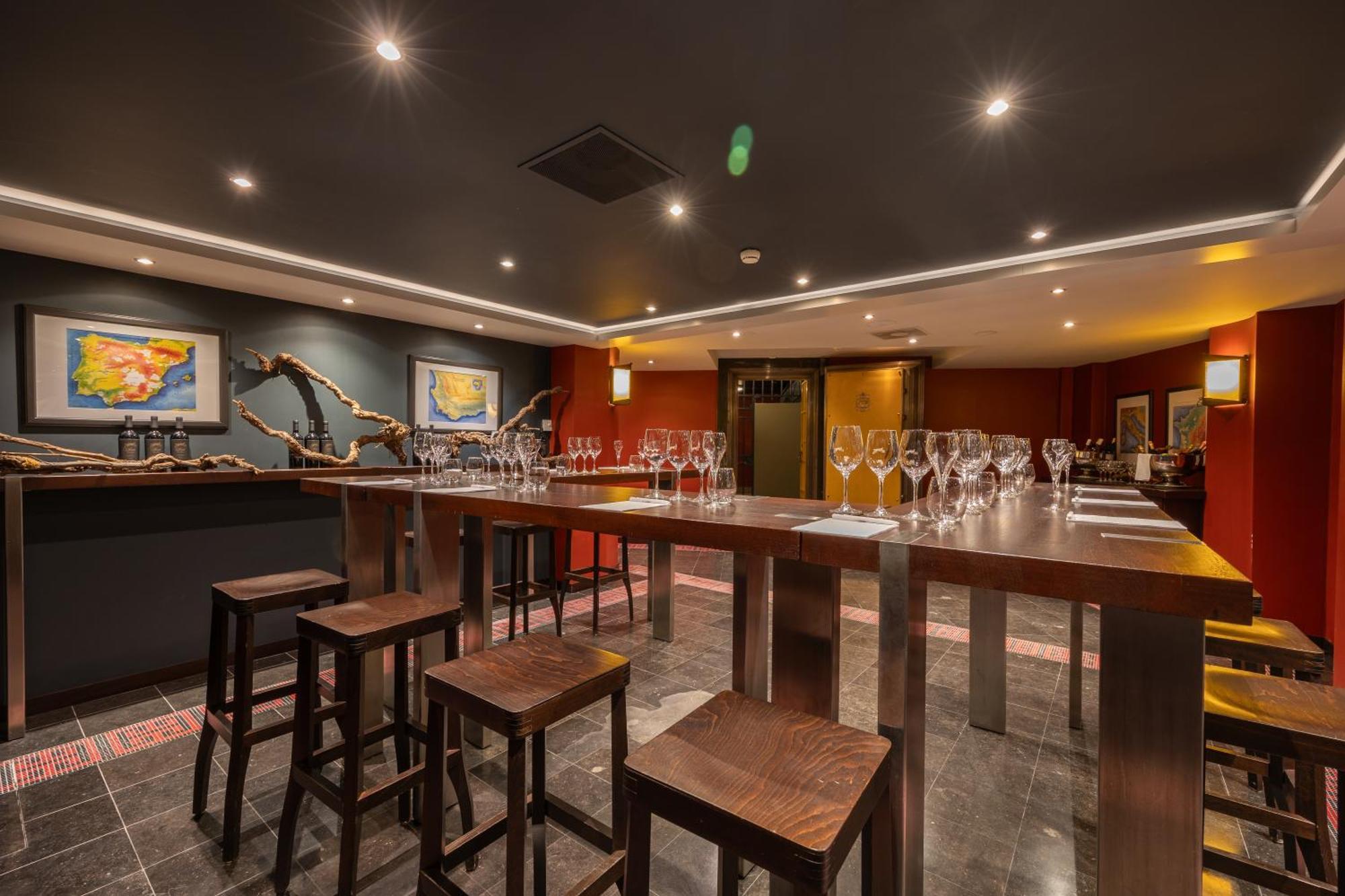 Grand Hotel Amrath Amsterdam Bagian luar foto Wine tasting room at the Wine & Spirit Education Trust