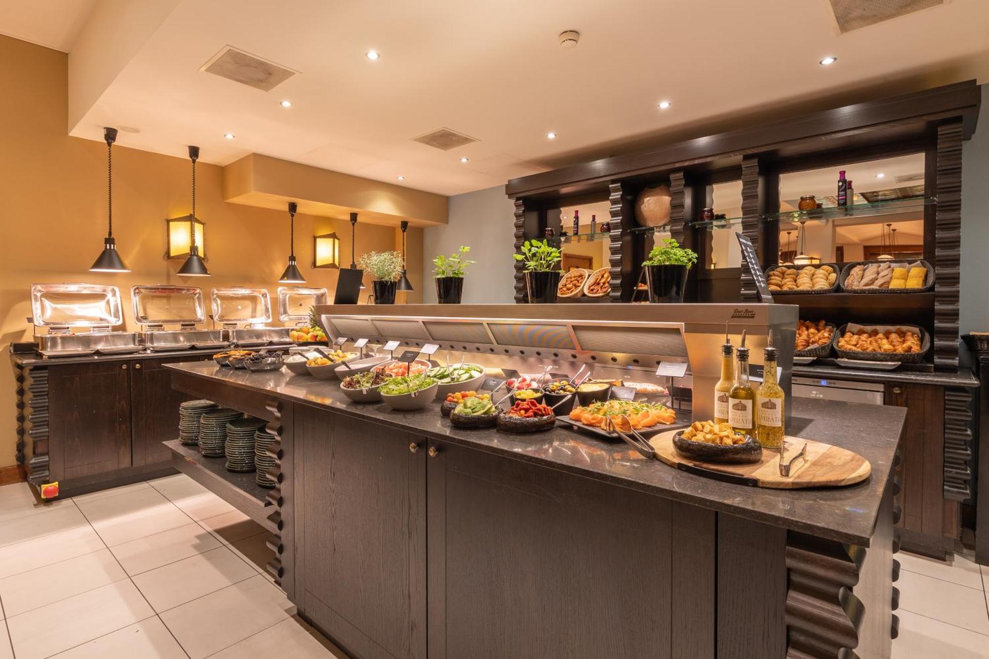 Grand Hotel Amrath Amsterdam Bagian luar foto A salad bar